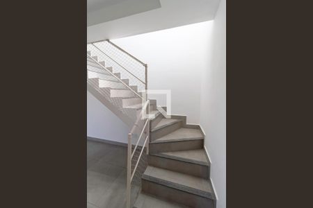 Apartamento à venda com 160m², 3 quartos e 2 vagas Apartamento à venda com 160m², 3 quartos e 2 vagasEscada