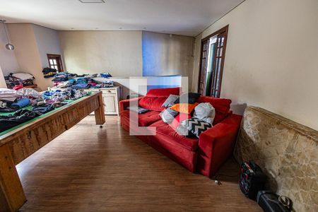 Casa à venda com 333m², 3 quartos e 2 vagas Casa à venda com 333m², 3 quartos e 2 vagasSala / 2º andar