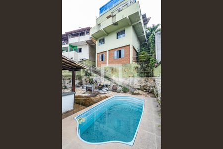 Casa à venda com 333m², 3 quartos e 2 vagas Casa à venda com 333m², 3 quartos e 2 vagasQuintal / piscina