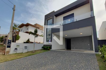 Casa de condomínio à venda com 290m², 3 quartos e 4 vagas Casa de condomínio à venda com 290m², 3 quartos e 4 vagasFachada
