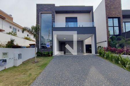 Casa de condomínio à venda com 290m², 3 quartos e 4 vagas Casa de condomínio à venda com 290m², 3 quartos e 4 vagasFachada