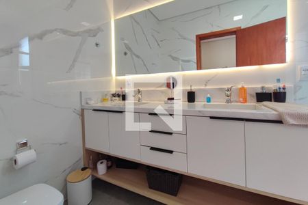 Casa de condomínio à venda com 290m², 3 quartos e 4 vagas Casa de condomínio à venda com 290m², 3 quartos e 4 vagasBanheiro Suíte 3