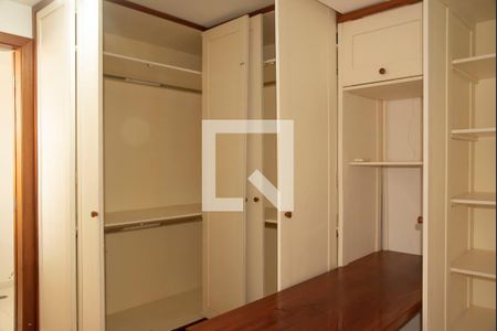 Casa à venda com 390m², 3 quartos e 2 vagas Casa à venda com 390m², 3 quartos e 2 vagasCloset da Suíte