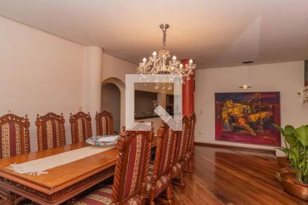 Casa à venda com 319m², 4 quartos e 4 vagasQuarto 