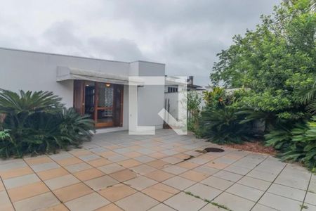 Casa à venda com 319m², 4 quartos e 4 vagasFachada