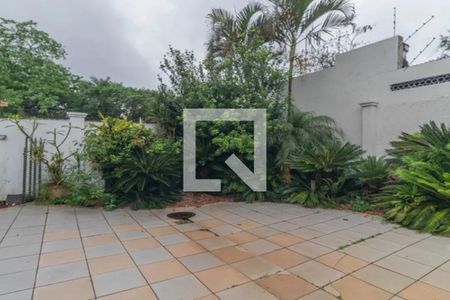 Casa à venda com 319m², 4 quartos e 4 vagasFachada
