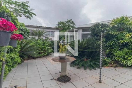 Casa à venda com 319m², 4 quartos e 4 vagasFachada