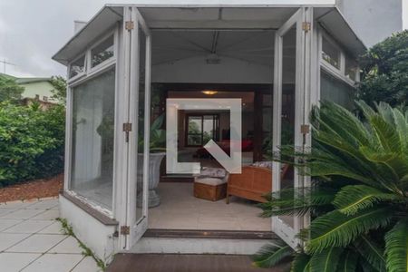 Casa à venda com 319m², 4 quartos e 4 vagasFachada