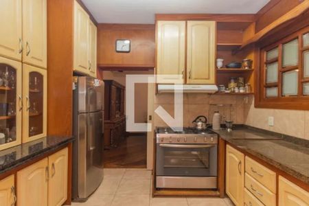 Casa à venda com 319m², 4 quartos e 4 vagasCozinha 