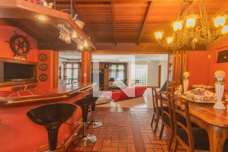 Casa à venda com 319m², 4 quartos e 4 vagasCozinha 