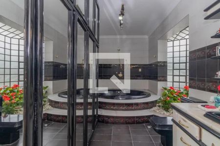 Casa à venda com 319m², 4 quartos e 4 vagasBanheiro
