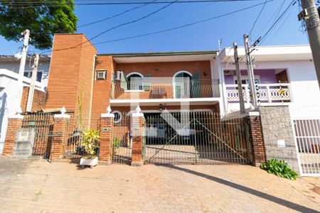 Casa à venda com 236m², 3 quartos e 4 vagas Casa à venda com 236m², 3 quartos e 4 vagasFachada