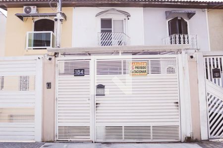 Casa à venda com 145m², 3 quartos e 3 vagas Casa à venda com 145m², 3 quartos e 3 vagasFachada