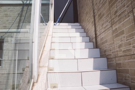 Casa à venda com 145m², 3 quartos e 3 vagas Casa à venda com 145m², 3 quartos e 3 vagasEscada