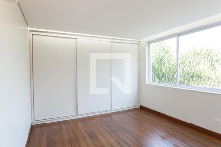 Casa de condomínio à venda com 524m², 4 quartos e 4 vagas Casa de condomínio à venda com 524m², 4 quartos e 4 vagassuite 3