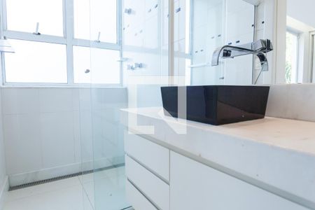 Casa de condomínio à venda com 524m², 4 quartos e 4 vagas Casa de condomínio à venda com 524m², 4 quartos e 4 vagasBanheiro suite 3