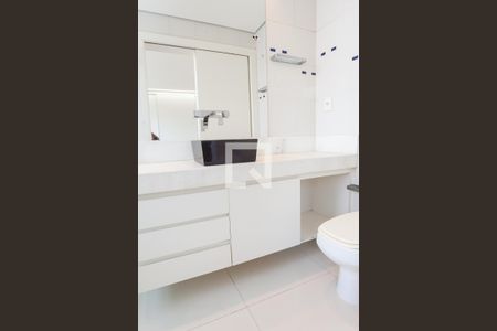 Casa de condomínio à venda com 524m², 4 quartos e 4 vagas Casa de condomínio à venda com 524m², 4 quartos e 4 vagasBanheiro suite 3