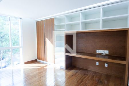 Casa de condomínio à venda com 524m², 4 quartos e 4 vagas Casa de condomínio à venda com 524m², 4 quartos e 4 vagassuite 1