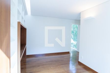 Casa de condomínio à venda com 524m², 4 quartos e 4 vagas Casa de condomínio à venda com 524m², 4 quartos e 4 vagassuite 1