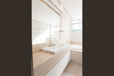 Casa de condomínio à venda com 524m², 4 quartos e 4 vagas Casa de condomínio à venda com 524m², 4 quartos e 4 vagasbanheiro suite master