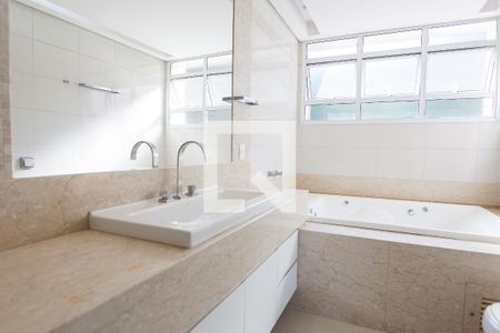 Casa de condomínio à venda com 524m², 4 quartos e 4 vagas Casa de condomínio à venda com 524m², 4 quartos e 4 vagasbanheiro suite master