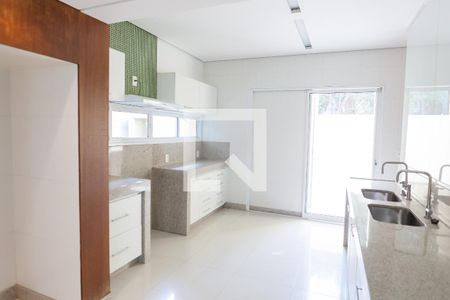 Casa de condomínio à venda com 524m², 4 quartos e 4 vagas Casa de condomínio à venda com 524m², 4 quartos e 4 vagasCozinha