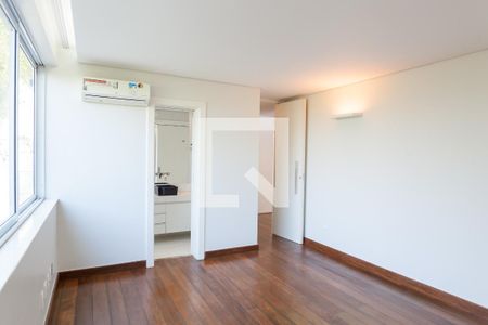 Casa de condomínio à venda com 524m², 4 quartos e 4 vagas Casa de condomínio à venda com 524m², 4 quartos e 4 vagassuite 3