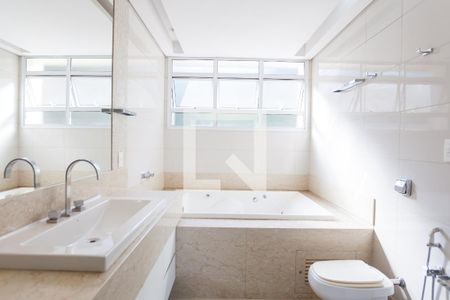 Casa de condomínio à venda com 524m², 4 quartos e 4 vagas Casa de condomínio à venda com 524m², 4 quartos e 4 vagasbanheiro suite master