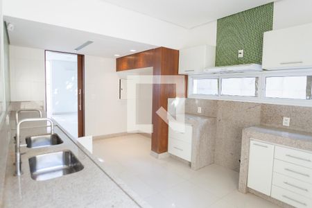 Casa de condomínio à venda com 524m², 4 quartos e 4 vagas Casa de condomínio à venda com 524m², 4 quartos e 4 vagasCozinha