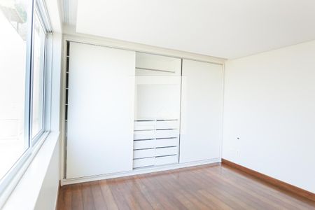 Casa de condomínio à venda com 524m², 4 quartos e 4 vagas Casa de condomínio à venda com 524m², 4 quartos e 4 vagassuite 2