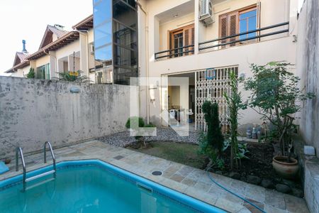 Casa à venda com 255m², 3 quartos e 3 vagas Casa à venda com 255m², 3 quartos e 3 vagasPiscina