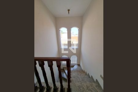 Casa à venda com 252m², 4 quartos e 6 vagas Casa à venda com 252m², 4 quartos e 6 vagasEscada