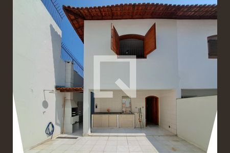 Casa à venda com 252m², 4 quartos e 6 vagas Casa à venda com 252m², 4 quartos e 6 vagasQuintal