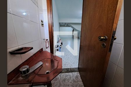 Casa à venda com 252m², 4 quartos e 6 vagas Casa à venda com 252m², 4 quartos e 6 vagasBanheiro da garagem