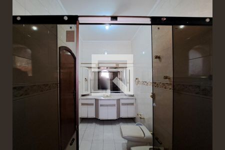 Casa à venda com 252m², 4 quartos e 6 vagas Casa à venda com 252m², 4 quartos e 6 vagasBanheiro da Suíte 2