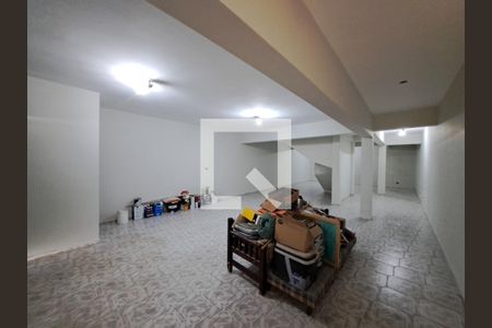 Casa à venda com 252m², 4 quartos e 6 vagas Casa à venda com 252m², 4 quartos e 6 vagasGaragem