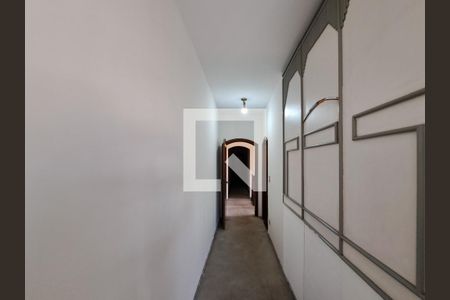 Casa à venda com 252m², 4 quartos e 6 vagas Casa à venda com 252m², 4 quartos e 6 vagasCorredor