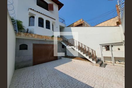 Casa à venda com 252m², 4 quartos e 6 vagas Casa à venda com 252m², 4 quartos e 6 vagasGaragem