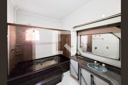 Casa à venda com 252m², 4 quartos e 6 vagas Casa à venda com 252m², 4 quartos e 6 vagasBanheiro da Suíte 1