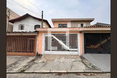 Casa à venda com 140m², 3 quartos e 2 vagas Casa à venda com 140m², 3 quartos e 2 vagasFachada