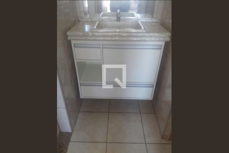 Banheiro de apartamento para alugar com 2 quartos, 51m² em Conjunto Residencial José Bonifácio, São Paulo