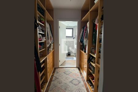 Apartamento à venda com 288m², 4 quartos e 3 vagas Apartamento à venda com 288m², 4 quartos e 3 vagasCloset