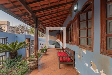 Casa à venda com 320m², 4 quartos e 4 vagas Casa à venda com 320m², 4 quartos e 4 vagasVaranda