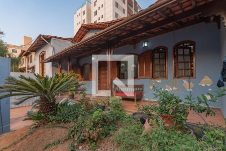Casa à venda com 320m², 4 quartos e 4 vagas Casa à venda com 320m², 4 quartos e 4 vagasEntrada - Jardim