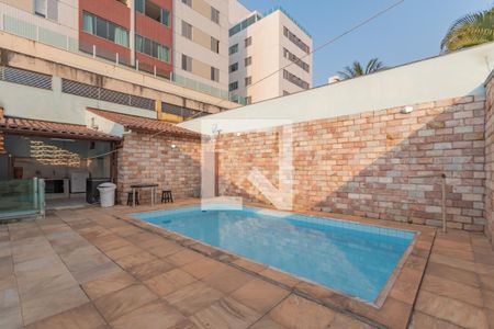 Casa à venda com 320m², 4 quartos e 4 vagas Casa à venda com 320m², 4 quartos e 4 vagasPiscina