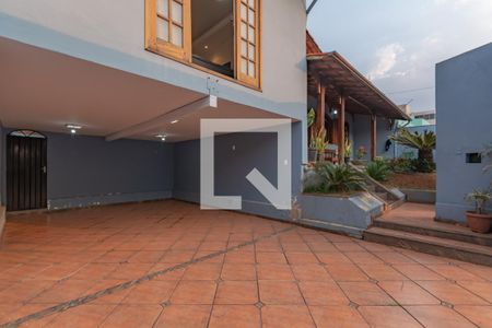 Casa à venda com 320m², 4 quartos e 4 vagas Casa à venda com 320m², 4 quartos e 4 vagasGaragem