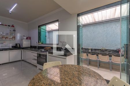 Casa à venda com 320m², 4 quartos e 4 vagas Casa à venda com 320m², 4 quartos e 4 vagasCozinha