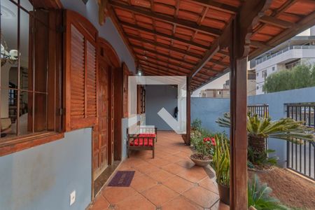 Casa à venda com 320m², 4 quartos e 4 vagas Casa à venda com 320m², 4 quartos e 4 vagasVaranda