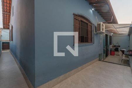 Casa à venda com 320m², 4 quartos e 4 vagas Casa à venda com 320m², 4 quartos e 4 vagasCorredor Lateral