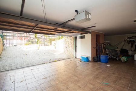 Casa à venda com 360m², 4 quartos e 3 vagas Casa à venda com 360m², 4 quartos e 3 vagasGaragem